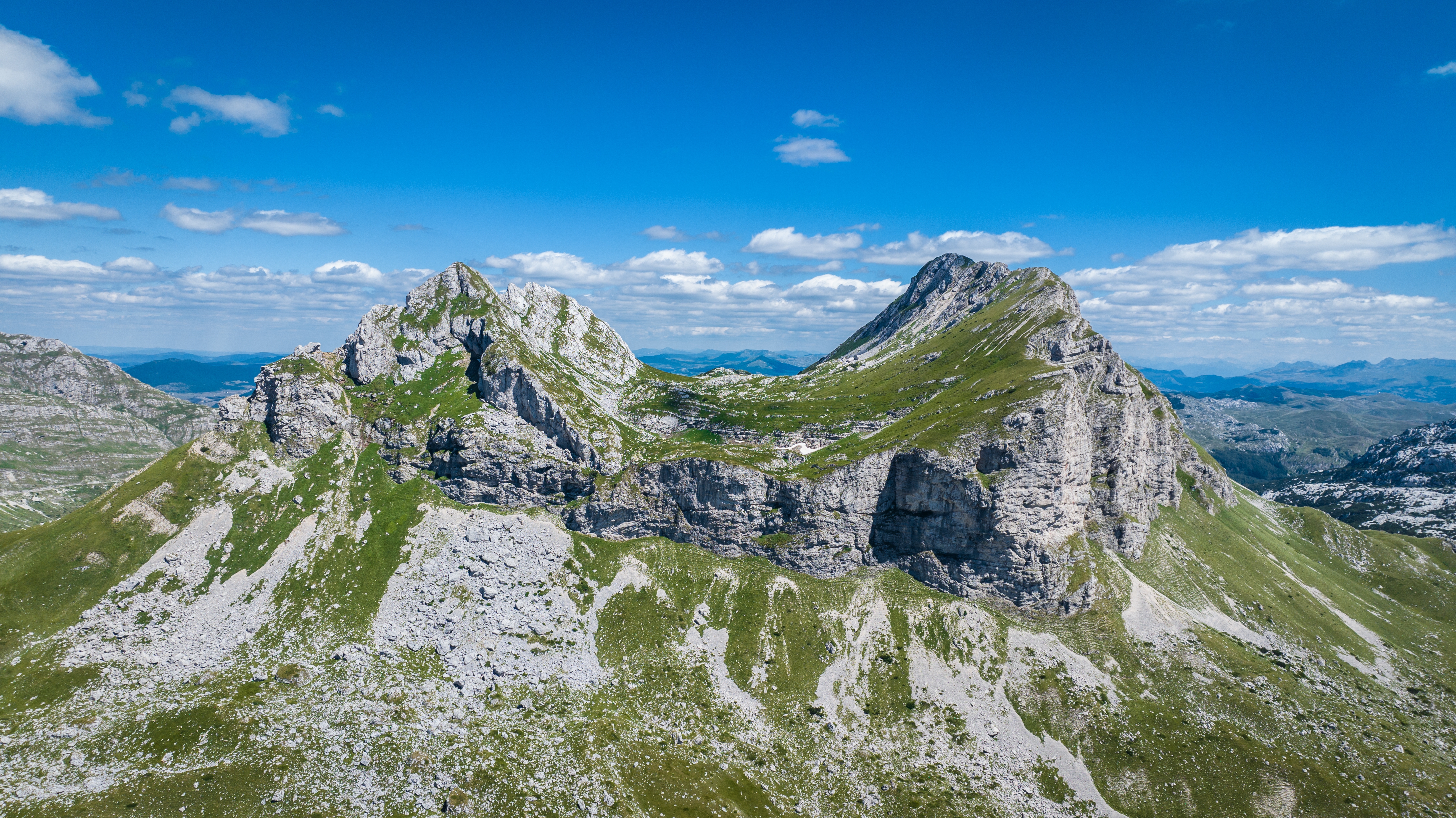 Sedlena greda (Sedlo Peak): The 2,227 m high peak that dominates this area and its characteristic shape resembles a horse's saddle. Together with the neighboring Uvita Greda and Ranisava, it forms a distinctive silhouette of the southern part of the Durmitor massif.